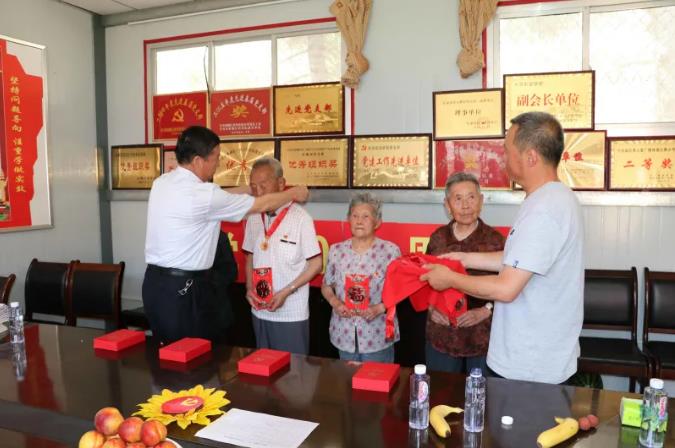 走訪(fǎng)慰問(wèn)老黨員 深入實(shí)際學(xué)黨史—— 市政府國資委慰問(wèn)泓源公司老黨員、困難黨員(圖2)