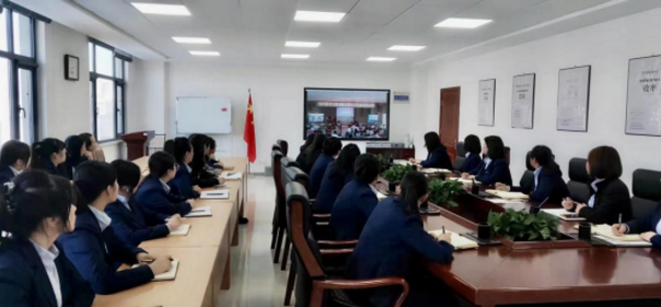 市產(chǎn)投集團婦委會(huì )組織女職工集中觀(guān)看學(xué)習貫徹新發(fā)展理念專(zhuān)題輔導講座(圖1)