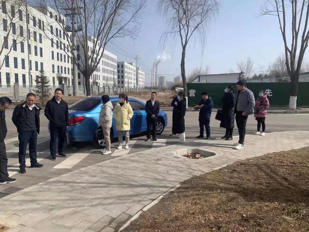 平?jīng)龉I(yè)園區東二路等三條道路工程順利通過(guò)行政驗收(圖1)