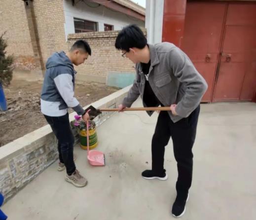 市產(chǎn)投集團團委開(kāi)展“學(xué)雷鋒義務(wù)清掃活動(dòng)”(圖1)